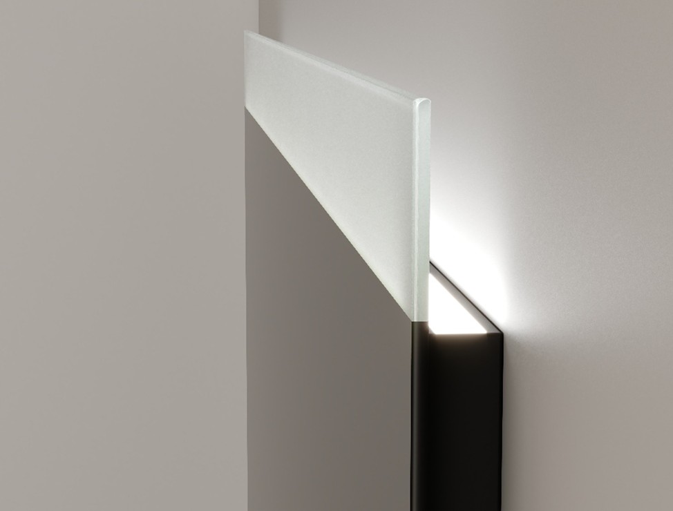 Detalle lateral de espejo de baño con vidrio de calidad e iluminación LED integrada.